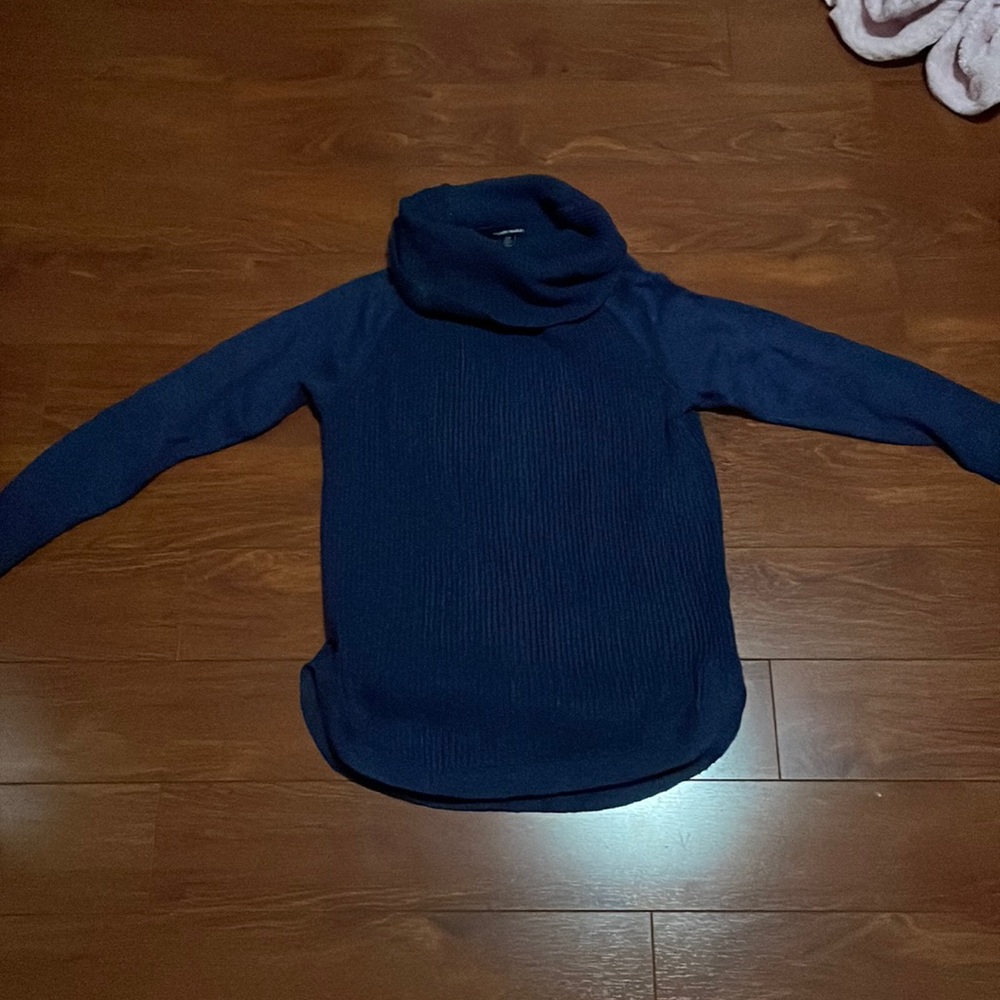 Navy blue women’s small turtleneck sweater.